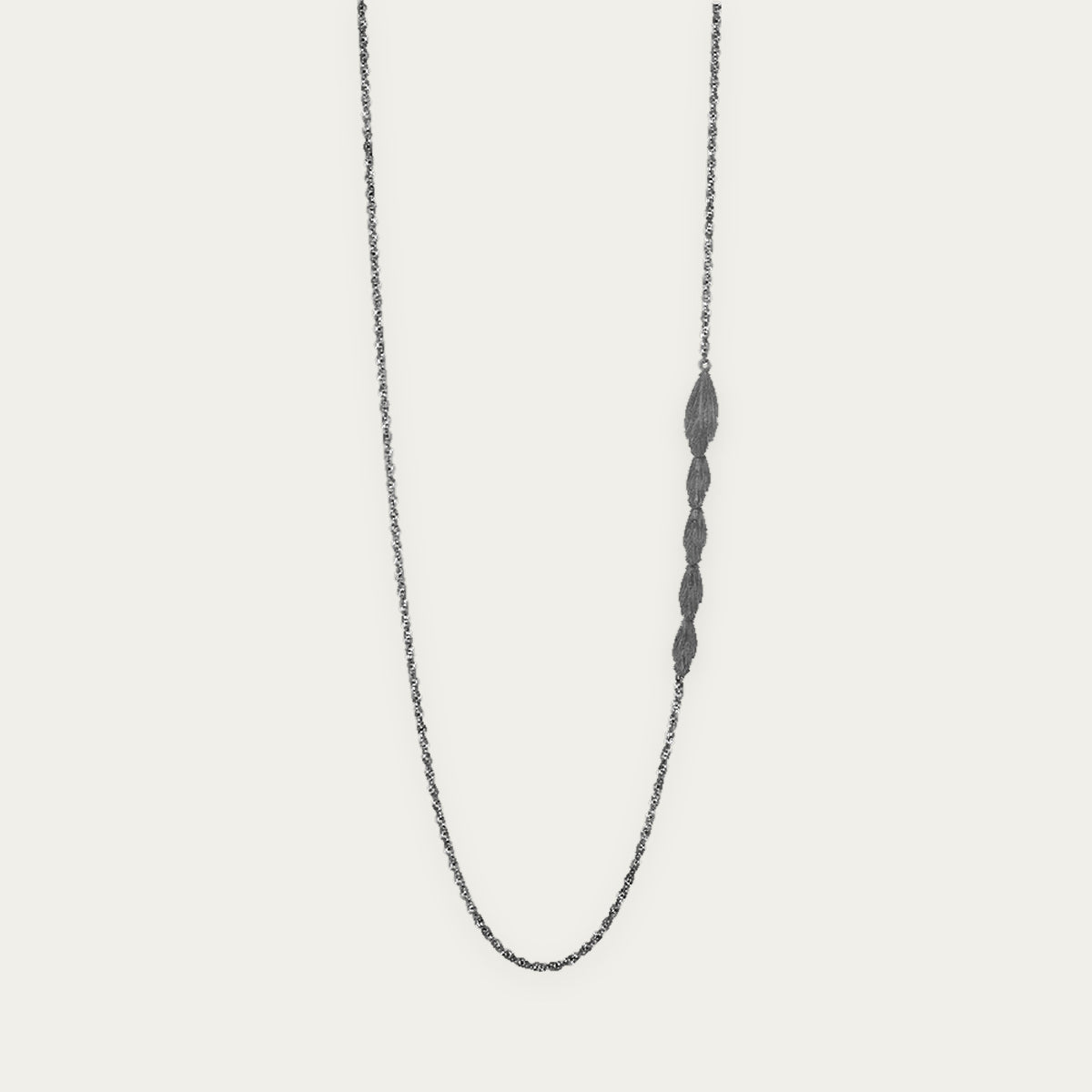 RAVEN NECKLACE black
